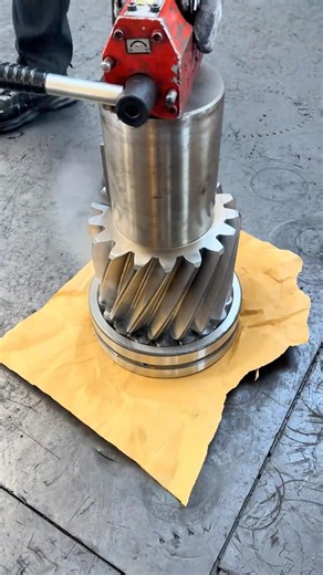 How a extruder gearbox middle gear shaft assembly. #gearbox #drive #reducer #transmission #assembly