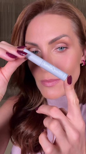 Quer saber o segredo do gatinho perfeito? 😻 A Ana Hickmann mostra um passo a passo com o nosso delineador Catwalk, que pode facilitar muito a vida! Ele é extremamente preto e tem a ponta muito fina, o que facilita e dá firmeza para fazer o traço 〰️. Não tenha medo de errar, é praticando que alcançamos a perfeição! 💗#delineado #gatinho #anahickmann #beauty | Ana Hickmann Beauty