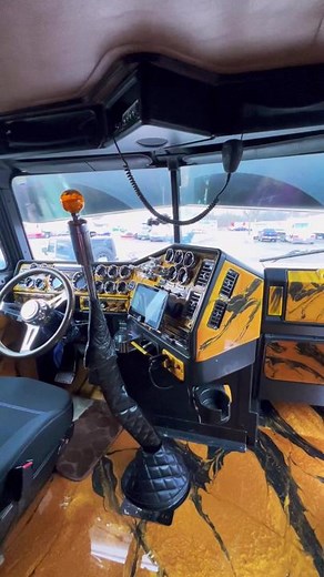 Piso Epoxy en un Freightliner Fld 120 🔥 @fldlife @diaztra_ #domingueztelodice #fldlife #freightliner #fld120 #custom #camionero #trailero #troquero #fyp