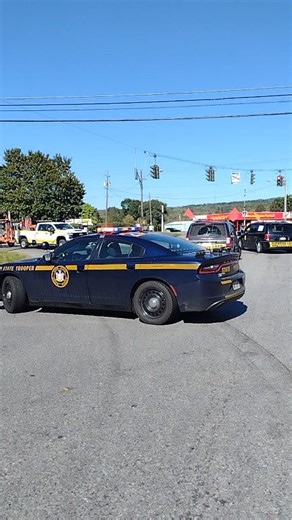 1.2M views · 15K reactions | Huge super load. Massive 265 ft wind turbine blade. #followersreels #reelsviralシ #trucking #fypシ #police #reels #trucker #heavyhaul #pilotcar #cops #Wow | PC Travels | Facebook
