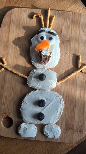 OLAF TOAST 🍞⛄ Build your own Olaf at home with the kids 😁 It's the festive season and when I think of Christmas movies for children, Frozen is definitely one of them! Get creative with the children at home, it's super cute and fun! ❄️ You need two slices of toast, cream cheese, nutella for the mouth, blueberries for the buttons and eyebrows, a carrot cut into a small nose, pretzel sticks and edible eyes 🥰 #christmas #olaf #frozen #snowman #christmasbreakfast | Emily's Cooking