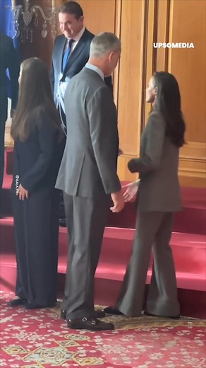 菲利普國王去找萊蒂西亞，因為她的笨拙而怒火中燒。 | 名人偶像