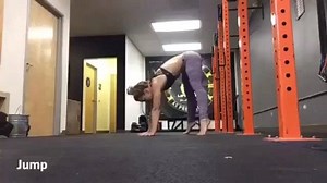 #15DaysCFGpress Day 2/15 󾭚 STRADDLE JUMP/DRAG/FLOAT PRESS󾭚 󾮜🏼 lead #cfg coach @nicolezappoli Demo'd this for us a while back. This is helping us transfer weight slowly. 1️⃣start in straddle position w hands flat and fingers spread. 2️⃣ shift weight to fingers while pressing through the floor and bringing ribs to belly button (hollow). 3️⃣ as weight transfers you will either take a slight hop or drag toes...ideally working up to lifting by slowly getting to toes then "lifting" feet by pressin