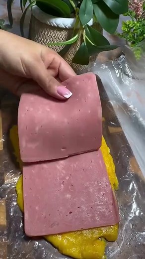 rollo de plátano maduro de jamón y queso... | comida