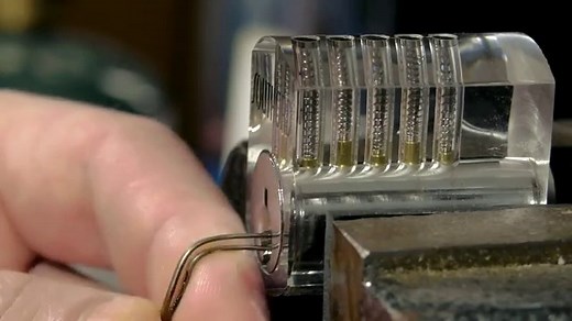 Crocheter une serrure avec une épingle à cheveux