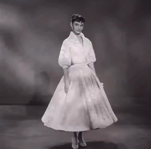 In The Closet on Instagram: "Audrey Hepburn’s Roman Holiday screen tests (1953). Costumes by Edith Head that helped define Audrey’s iconic style, and Hollywood’s standard costuming of the era. ⭐️ #audreyhepburn #50sfashion #costumedesign #oldhollywood #vintagestyle"