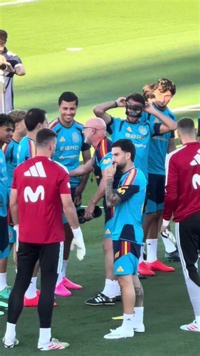 RODRI obliga como CAPITÁN a LUIS DE LA FUENTE y su STAFF a recibir las COLLEJAS por su RENOVACIÓN...