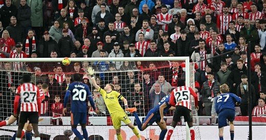 Sunderland de Talbi et Sadiki s'impose contre Newcastle grâce à un but contre son camp totalement lunaire de Woltemade (vidéo)