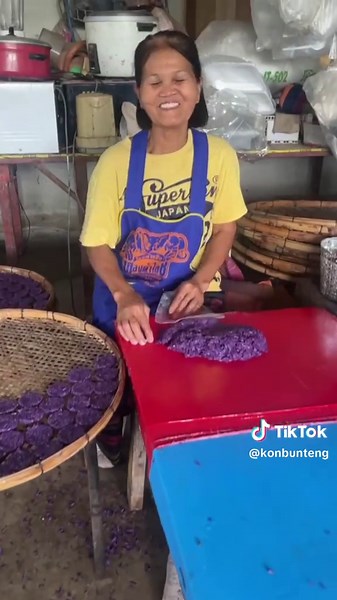 ทีมงานขนมนางเล็ด ลูกสาวคุณยายคำตัน กระดูกเหล็ก นางเล็ดอารมณ์ดี#tiktokuni #ชัดเจนเรื่องวิถีไทย #ขนมไทย #ขนม #รู้หรือไม่