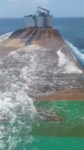 #tiktoktheorycontest This Ship Sinks on Purpose—and Lifts the Heaviest Loads on Earth.#Engineering#BigMachines#Ships #Maritime