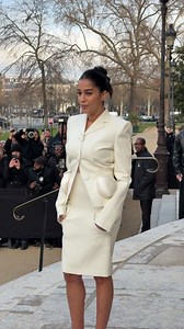 La maison @schiaparelli ouvre la semaine de la Haute couture avec un défilé éblouissant sous les yeux de Demi Moore, Lauren Sanchez et Jeff Bezos mais aussi la sculpturale Teyana Taylor parée d’une tiare étincelante. Oiseau de paradis aux plumes peintes, robe croissant de Lune, fourreau noir orné d’un nuage d’organza… Pour sa collection Haute Couture printemps-été 2026, Daniel Roseberry orchestre au Petit Palais la rencontre extatique de la fantaisie et de l’illusion. @danielroseberry @leilabekh