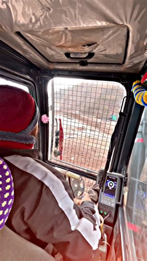 sadeeq bhiya vlogs on Instagram: "Ho Main to border pay ❤️‍🩹 #excavator #boder #karnal #foji #operator #viralreels #life"