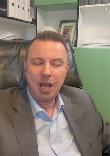 384K views · 31K reactions | Mediální hnojomety jedou na plné obrátky, ale já se tím jen bavím. Je to pouze projev jejich zoufalství z toho, že volby nedopadly tak, jak oni chtěli. Teď se je snaží za každou cenu zvrátit cílenými útoky na politiky z nově se rodící koalice. Mě ale jejich pseudokauzy nezajímají. Já jim rozhodně ustupovat nehodlám. Ani o centimetr. | Jindřich Rajchl | Facebook