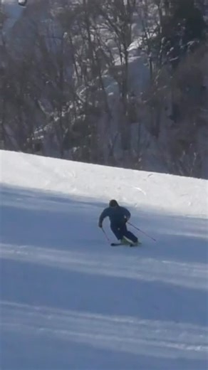 梅澤 香貴 on Instagram: "白馬さのさかスキー場なのに…今朝は、高峰MPバリのハードな氷のバーンでした。 雪は早いし、硬くて落とされとても難しい雪でした。 ZEROの練習が始まる頃には陽が刺して緩むでしょって思ってたけど。日陰は、まだまだ硬くて苦戦しました。 動画🎥は、GS181cmを使っての大回り。 日陰の部分で6ターンと言う命題。 今週末は、午後から白馬村スキー傷害診療で、"しんたにクリニック"勤務。 #スキー上手くなりたい #スキーもっと上手くなりたい #整形外科医のトレーニング #zeroskiacademy"