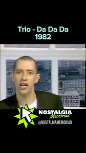 🎶 “Da Da Da”: O Hit Minimalista que Conquistou o Mundo! 🎧 Lançada em 1982 pelo grupo alemão Trio, a música “Da Da Da” se tornou um dos maiores sucessos dos anos 80. Com sua batida simples e repetitiva, e letras minimalistas que grudavam na cabeça, a canção rapidamente conquistou as paradas de sucesso em vários países, incluindo o Brasil. O estilo único da música, que mescla o minimalismo eletrônico com uma vibe punk, fez de “Da Da Da” um hino instantâneo da década, e até hoje ela é lembrada e 