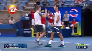 Dodig pulls\r\noff improbable no-\r\nlook hot shot