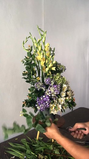 How to make large centerpiece #ToGodBeAllTheGlory #flowerslovers #centerpieces #flowers | Crispin Ocampo