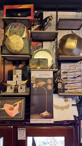 Tras recibir al mejor buscador del mundo, VIKTOR KRUM @stan_yanevski , tenemos el gran placer de recibir al capitán de Quidditch OLIVER WOOD @sean.biggerstaff.1983 el 22 de Marzo ♥️ Os dejamos el mensaje especial que guardaba la snitch dorada ⚡️ ÚLTIMAS ENTRADAS A LA VENTA ONLINE latiendaquenodebesernombrada.com | La tienda que no debe ser nombrada