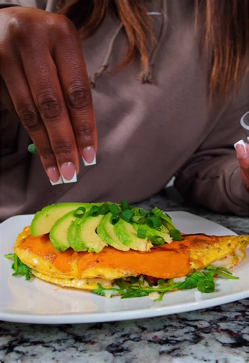 Some people feel amazing skipping breakfast. Other people skip breakfast and by 10:30 they’re ready to eat the entire break room. Which one are you? Team breakfast or team fasting? Comment CUSTOM if you want more meals like this that support weight loss. Comment COACH if you need help structuring your nutrition for your goals.