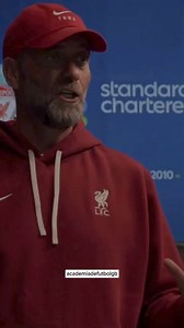 5 Claves para Ser un Entrenador Exitoso 1. Conocimiento Técnico 📚⚽: Dominar las tácticas y técnicas del deporte es fundamental. Siempre busca aprender y actualizarte sobre nuevas tendencias y estrategias. 2. Habilidades de Comunicación🗣️💬: La capacidad de transmitir tus ideas y motivar a los jugadores es esencial. Escuchar activamente y dar feedback constructivo también es crucial. 3. Liderazgo Inspirador 🌟👥: Un buen entrenador debe ser un líder que inspire confianza y respeto en su equipo.