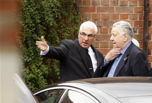 Winehouse family, friends attend singer's funeral