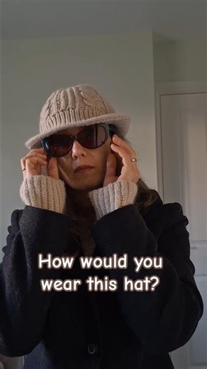 Knitted bucket hat which can be styled in many ways #knittingpatterns #knit #craft #tricot #knitted