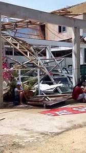 Dans le monde 🌏: le cyclone Gita 🌀est passé à Tonga. S'il n'a pas emporté de vies, les dégâts sont sans précédent. Des rafales à plus de 230 km/h ont été relevées. C'est le cyclone le plus puissant dans la région depuis 60 ans... Il se dirige désormais vers les îles Fidji. Crédits vidéo Twitter : @lupehepalasi | La Chaîne Météo