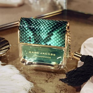 Disfruta Divine Decadence, la nueva fragancia de Marc Jacobs, capturando el sabor y el estilo icónico de la fragancia original Decadence. #MJDECADENCE | Marc Jacobs Fragrances
