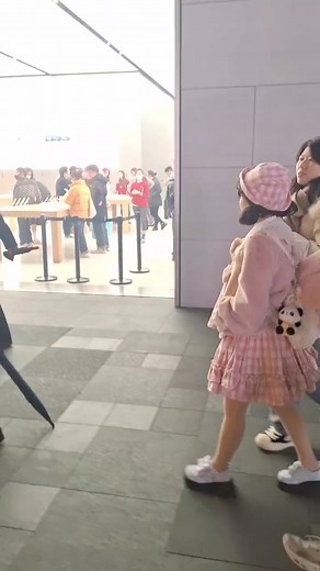 #路人视角下的网红 #街头路演现场实拍 Barbin.ili芭比 #惊现成都太古里 This is a fan-made TikTok site. I am not Barbin.ili. Official Barbin.ili social-media accounts at linktr.ee/barbin.ili #Barbinili #Barbinili芭比