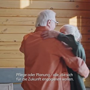 Der demografische Wandel ist Realität – und er eröffnet neue Chancen für Fachpersonen in Sozialer Arbeit, Pflege, Planung oder Quartiersentwicklung. Doch wie können wir diese Chancen nutzen? Wie gelingt es, ältere Menschen aktiv einzubeziehen und ihre Lebensqualität zu fördern? 🎓 Die Antwort gibt das neue Weiterbildungsprogramm CAS Alter(n) in Gemeinde und Quartier. Programmleiter Mario Störkle erklärt im Video, weshalb das Berufsfeld Alter ein Zukunftsthema ist – und wie das CAS fundiertes Fac