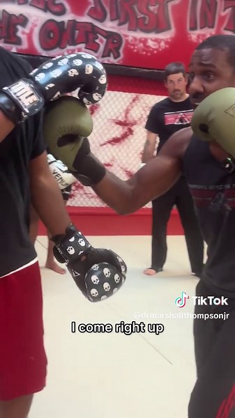 Protecting the body is important — but never forget the chin goes with it. 👊🏾 In this clip, I’m breaking down how to defend and respond to hooks to the body. The key is to protect your chin and your body at the same time using an oblique crunch to the side. Too many people drop their hands to cover the body and leave the head wide open — that’s exactly what experienced fighters look for. They’ll fake to the body and come right back upstairs. Stay compact. Stay disciplined. Protect both levels