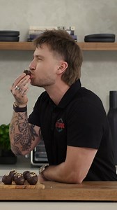 Le snack de prédilections du Fit Cook! Découvrez sa recette de boules d'énergie protéinées au tiramisu. 🤤 La recette complète est disponible juste ici : https://bit.ly/fit-cook-boules-energie-tiramisu Le Fit Cook | Noovo Moi