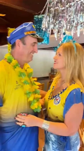 Emiliane Simonek on Instagram: "Carnaval é alegria, beijo na boca e boas histórias pra contar. Mas inteligência também faz parte da fantasia 😉 Se for rolar, que role com proteção. O preservativo entra no bloco pra evitar ISTs e gravidez não planejada — e não estraga a festa de ninguém. Pelo contrário: dá tranquilidade pra curtir até o último dia 🎶💃 👉 Curta, se cuide e volte pra casa só com lembranças boas. Preservativo é cuidado, respeito e amor-próprio. 🧡 #CarnavalComConsciência #UsePreser