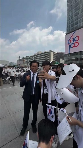 High school students attending the June 10th Democratic Struggle memorial ceremony at Gwanghwamun.