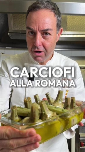 I carciofi alla romana si mangiano così, con la forchetta 🍴 🍽️ @letrezucche 📍Via G. Mengarini, 49 (RM) 📞 Info e prenotazioni: 0645429576 🎥 @Atera | Marketing Agency #cheffabriziosepe #carciofi #romana