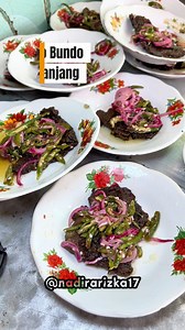RM Salero bundo di Padang Panjang . Rasa otentik Minang yang bikin rindu kampung halaman! Rendang,gulai ayam, dan dendeng lamboknya juara. Porsi besar, harga bersahabat, dan pelayanan cepat. Wajib mampir kalau lewat Padang Panjang. Lokasinya strategis disimpannya Lampu Merah dekat PDAM , Pasar Usang . Cocok banget buat yang lagi perjalanan dari Bukittinggi ke padang. Makan enak, isi tenaga, lanjut jalan. #padangpadang #kulinerpadangpanjang #kulinerindonesia #kulinerpadang #nasipadang #sumbar #re