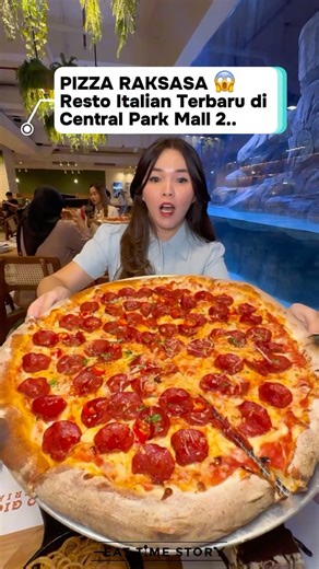 Aily Tantono - Food Review on Instagram: "Pizza Raksasa TerBARU dan Satu2nya di Central Park Mall 2 @ciaogio.pizzeria Gokil akhir tahun 2025 ada aja gebrakannya, ada Italian resto paling Baru dengan menu andalannya Giant Pizza dengan New York Style Artisan Pizza dan ini enakkk lho! 💯👍 Selain pizza, ada juga menu pasta, main course chicken, appetizer, dessert, lengkap deh! Apalagi disini bisa sekalian liat pinguin yang super gemesh2 dan bisa kasi feeding juga.. 😍👍 📍: Ciao Gio Pizzeria Centra