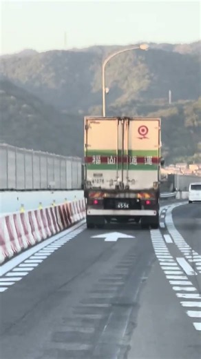 こうやって見たら福山通運さんの大型トラック車線いっぱいいっぱいやなあ💦左のミラー気になるやろなあ💦 #トラック #automobile