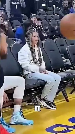 A simple moment between Stephen Curry and his daughter that ends with a perfect shot! 😳🏀
