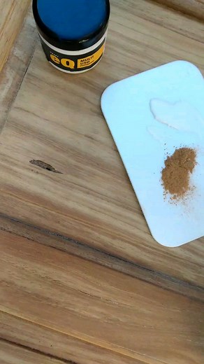 Marcela Costa I arte textil. Tutoriales y más...😊 on Instagram: "Como reparar la madera dañada Este truco de carpintero te ayuda a recuperarla. Solo necesitas cuando lijes, juntar un poco de aserrín, para que sea del mismo tono, bien finito. Luego solo le agregas cola de carpintero, o multiuso, etc Aplica con espátula rellenando el hueco ,deja secar y volvé a lijar suavemente. Listo!!!!! Conocías este truco? Si te gusto, déjame un ❤️ Y compartilo o guárdalo. #maderareciclada #trucos #repararmad