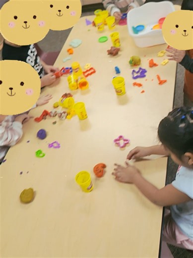 Play-doh, no duran nada los colores separados, pero ellos se divierten. #amamabear #learningtroughplay #indooractivitiesforkids #playdoh #kidsactivities