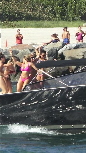 📸 Camera Craziness Beach Babes & Sun-Kissed Fun! ☀️🏖️