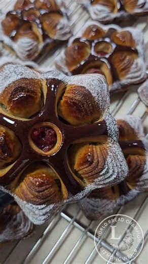 28K views · 556 reactions | 簡單的圓形 不用模具 就能創造出從未見過的作品！ Without using molds, a simple circle can create a creation never seen before. #brioche #croissant #可頌 #烘焙 | 李忠威 | Facebook