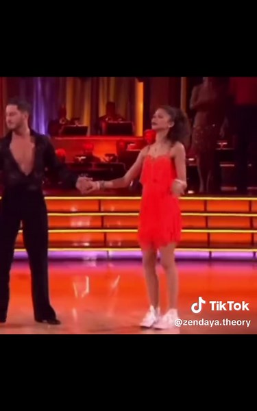 Smile…or she will come abduct u next… #dontforgettosmile #zendaya #hat #unsolvedmysteries #zendayatheory #dance