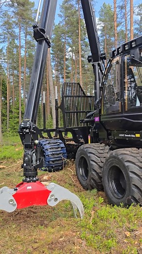 Could look at Logset's new 4F all day 🤤 Find out more about the updated forwarder by checking out our interview from this year's Elmia Wood: https://www.youtube.com/watch?v=74qpN3Ln_ds&t=3s #logset #logset4f #forestmachine #forestry #logger | Forestry Journal