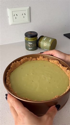 Cande Intorno on Instagram: "Cheesecake de pistacho 💚 Soy fanática de todo lo que tenga pistacho y cuando salieron las cremas de @luccianos_ se me ocurrió reversionar una de las recetas que más hago y crear esta bomba 🤭 Desde ese momento es la torta fav de mis amigas y obvio que la mía también! Tienen que probarla 🙌🏽 Ingredientes Base 200gr de galletitas de vainilla 80 gr de manteca derretida Relleno 250 gr de queso crema 1 pote de leche condensada 100 ml de crema de leche 3 yemas 3 cucharad
