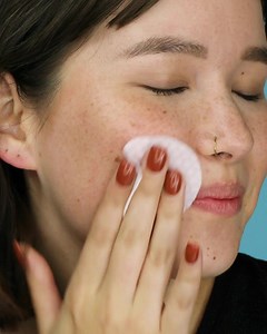 Healthy skin in a swipe! ⁠✨⁠ Non-Negotiables Multi-Acid Resurfacing Pads is formulated with skin-calming oat bran extract and witch hazel that help minimize skin irritation that's normally associated with traditional peels- making these resurfacing pads ideal for all skin types! ⁠ SHOP: http://bit.ly/NON-Pads | SKINN Cosmetics