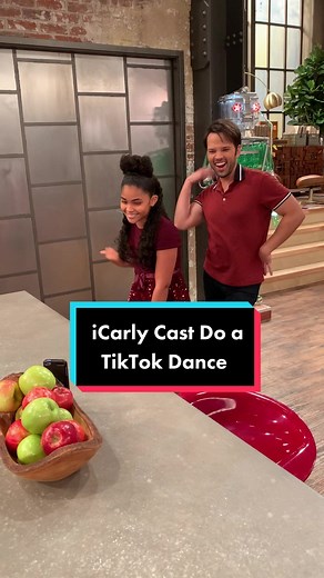 when you try to teach your parents a tiktok dance 👀😂 #icarly #dance #silly #behindthescenes #paramountplus