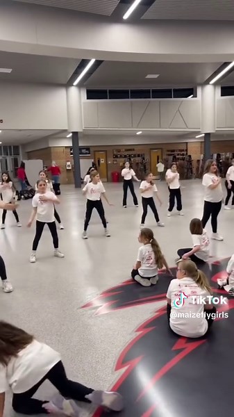 Little Chicks Clinic!! 🎄❤️#goeagles #danceteam #flygirls #dance #littlechicks #basketball