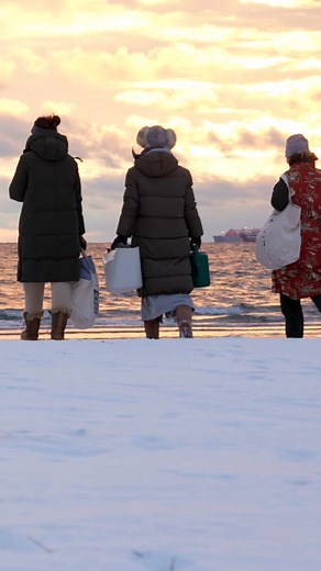 Vi er åbenbart ikke de eneste, der glæder sig til Skagen VinterbaderFestival 2026🐶❄️ Du kan stadig nå at sikre dig et ophold og få en fantastisk oplevelse sammen med en masse skønne vinterbadere. Om du er til det helt kolde gys eller den varme ro i saunaen, er Skagen Vinterbader Festival det ideelle sted at begynde dit 2026. 🌬️🌊🔥 Book dit ophold og læs mere om festivalen her https://toppenafdanmark.dk/vinterbaderfestival/ | Skagen Vinterbader Festival